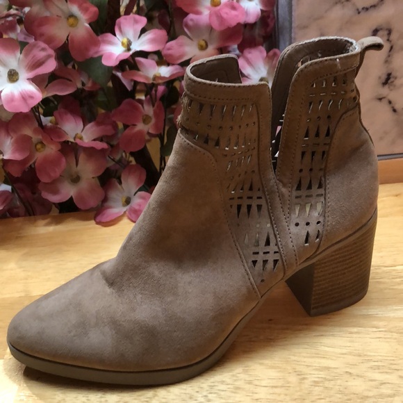 Taupe Suede Ladies Size 7 Fashion Boots 🥾 - Picture 6 of 10